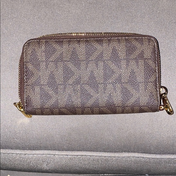 Michael Kors wristlet. - Picture 2 of 4